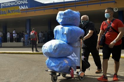 Cubanoamericanos cargan equipaje cuando salen del Aeropuerto Internacional José Martí, de La Habana.