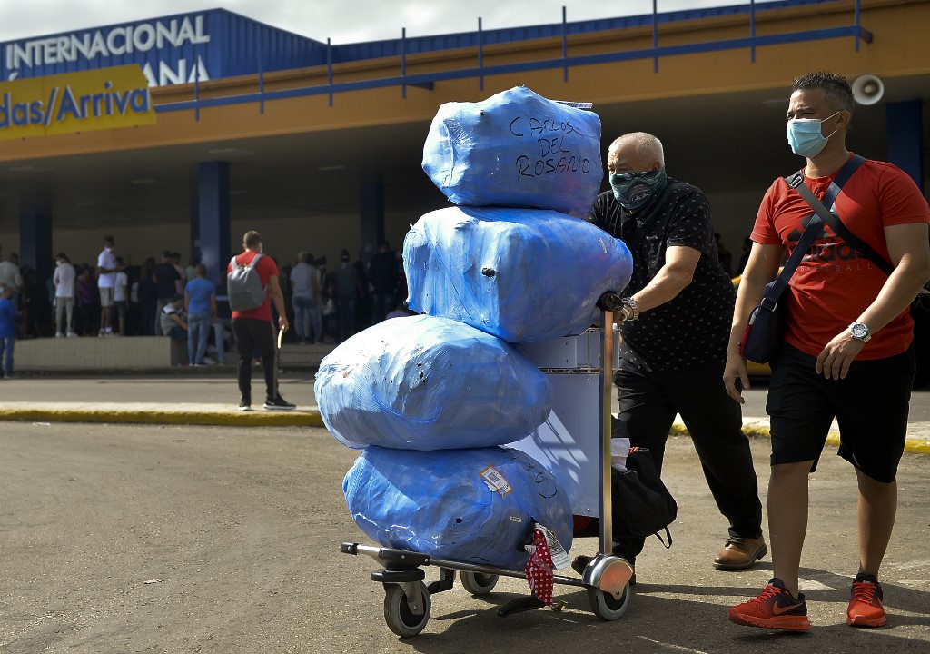 Con la apertura del aeropuerto de La Habana, el 15 de noviembre, se reinició el tránsito de personas entre Cuba y Estados Unidos después de casi ocho meses de cierre por la pandemia, pero también un acarreo de dinero y de mercancías / AFP.

