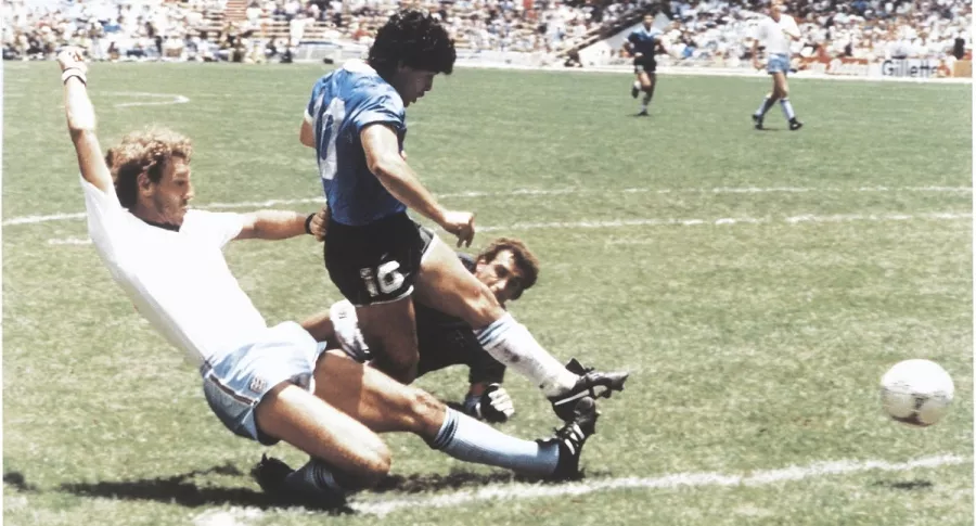 Maradona anotó el, para muchos, mejor gol de la historia de los Mundiales en el Estadio Azteca.