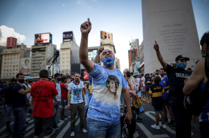 Hinchas de muchos equipos se mezclaron en lugares como el obelisco de Buenos Aires, olvidando sus diferencias.