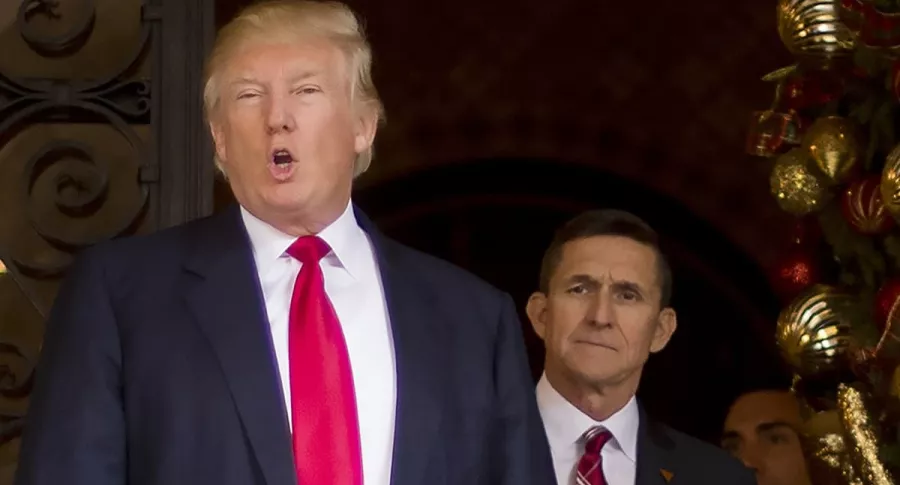 Donald Trump (izq.) y Michael Flynn (der.), a quien el presidente salente de EE.UU. acaba de indultar, cuando estuvieron en Mar-a-Lago, Palm Beach, Florida, el 21 de diciembre de 2016.