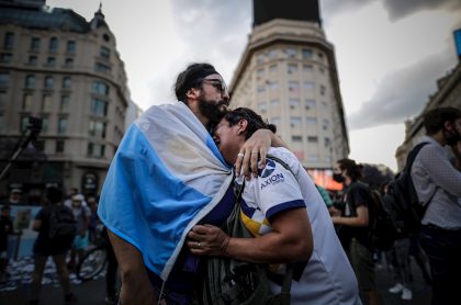 Aficionados lloran la muerte de Diego Maradona