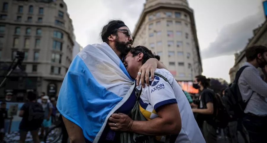 Aficionados lloran la muerte de Diego Maradona