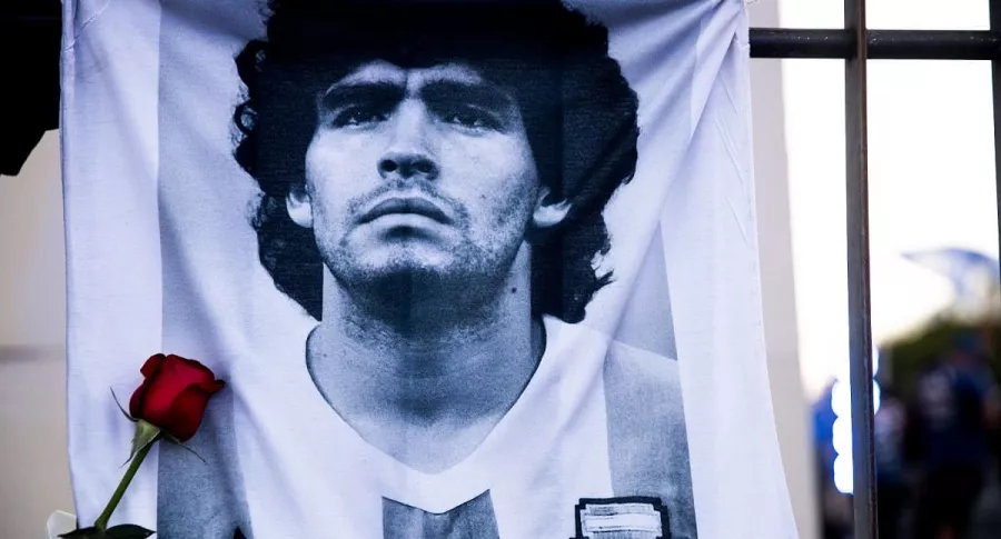 Diego Armando Maradona, quien murió el 25 de noviembre, en una foto con la camiseta de Argentina, donde lo están velando en la Casa Rosada.