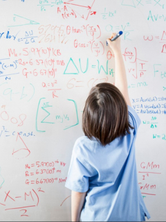 Niña hace apuntes en tablero, ilustra nota de niña que sufrió de bullying tiene IQ más alto que Albert Einstein
