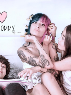 La influencer Johana Galindo en compañía de sus hijos, tema principal de su blog.