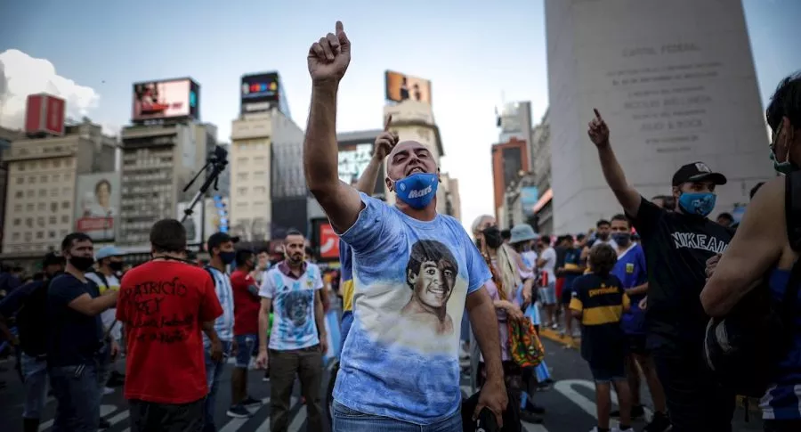 Argentinos que se juntaron en el Obelisco, de Buenos Aires, para despedir a su ídolo Diego Maradona