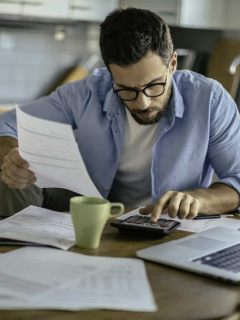 Hombre con problemas financieros para ilustrar nota sobre cómo deshacerse de las deudas