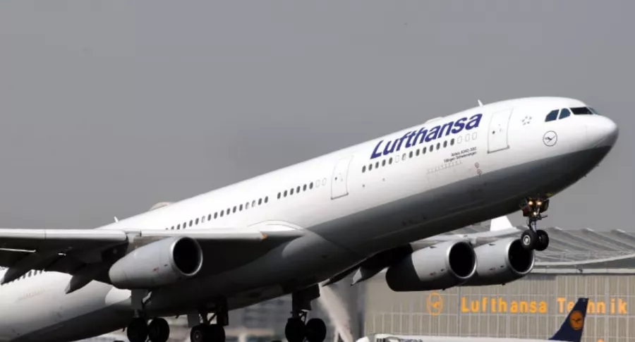 Avión de a aerolínea alemana Lufthansa, que reactivará en diciembre sus operaciones en Colombia. 
