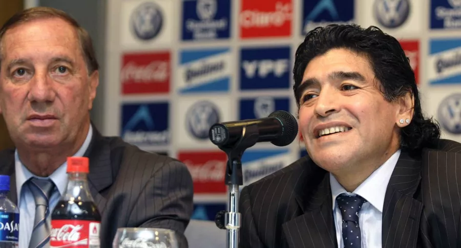 Carlos Bilardo todavía no sabe que murió Maradona. Imagen de referencia de ambos.