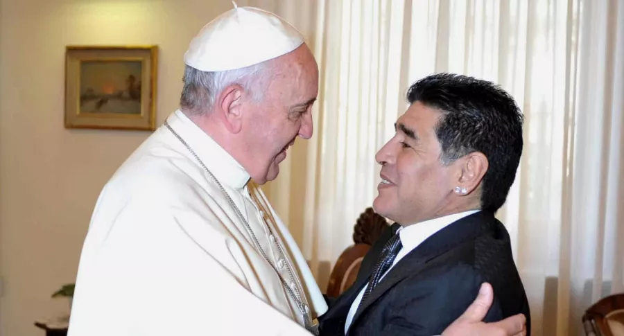Papa Francisco da rosario bendecido a familia de Diego Maradona. Imagen de referencia de ambos.