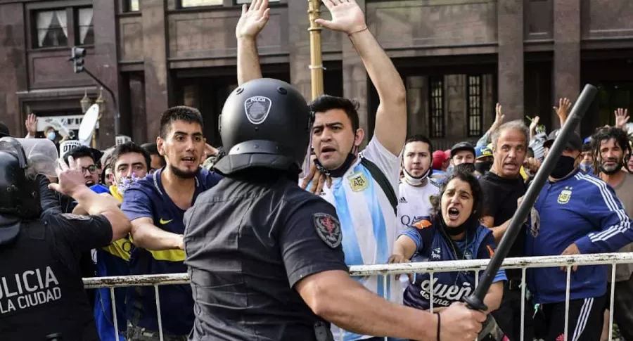 fanáticos se enfrentan a la policía en cercanías a la casa Rosada, donde velan a Maradona.