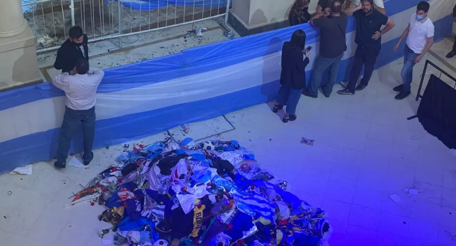 El féretro de Diego Maradona fue retirado tras una serie de disturbios en la capital argentina.