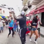 [Video] Hombre lanzó dólares al aire y causó alboroto en Cartagena, ¿quién es?