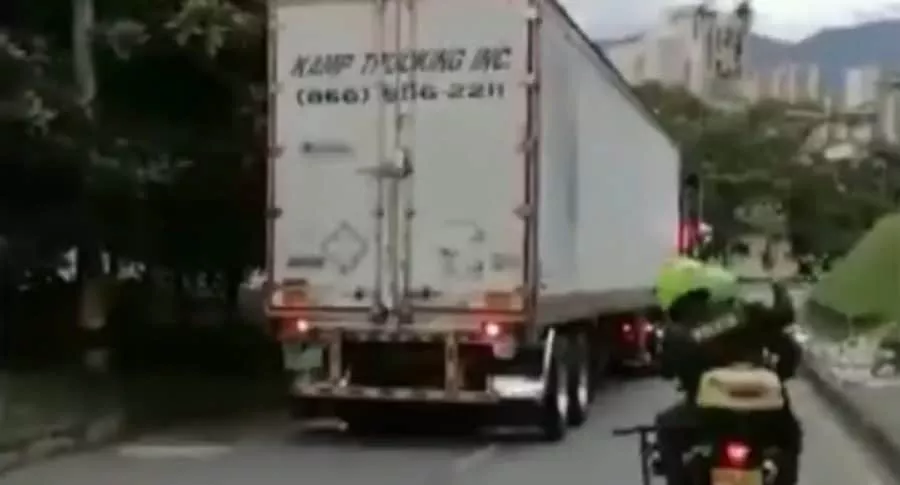 Imagen de la persecución de un camión que había sido robado en Medellín.