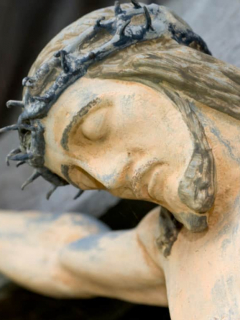 Imagen de Jesús crucificado, ilustra nota de arqueólogo que asegura haber encontrado casa donde vivió Jesús de niño