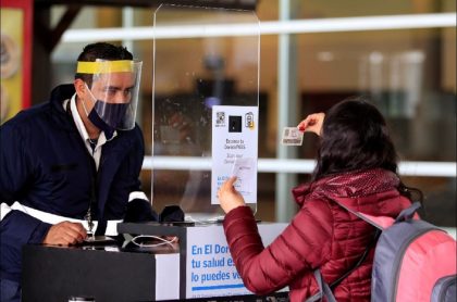 Imagen de uno de los filtros en el aeropuerto El Dorado, en donde se deberá exigir de nuevo la prueba PCR negativa de coronavirus a viajeros