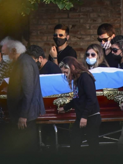 En una ceremonia restringida a su familia y amigos más cercanos, Diego Armando Maradona fue enterrado en un cementerio privado.