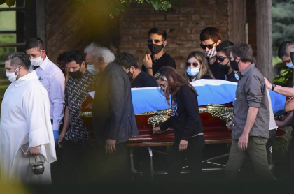 En una ceremonia restringida a su familia y amigos más cercanos, Diego Armando Maradona fue enterrado en un cementerio privado.