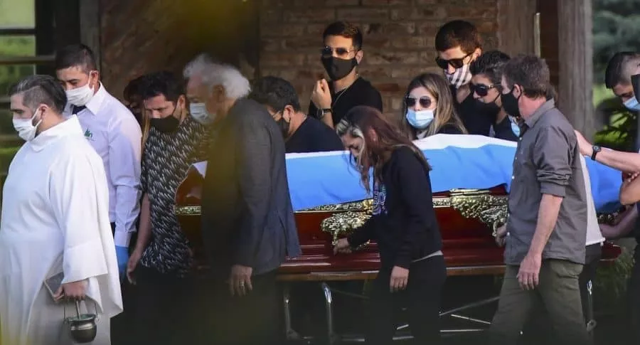 En una ceremonia restringida a su familia y amigos más cercanos, Diego Armando Maradona fue enterrado en un cementerio privado.