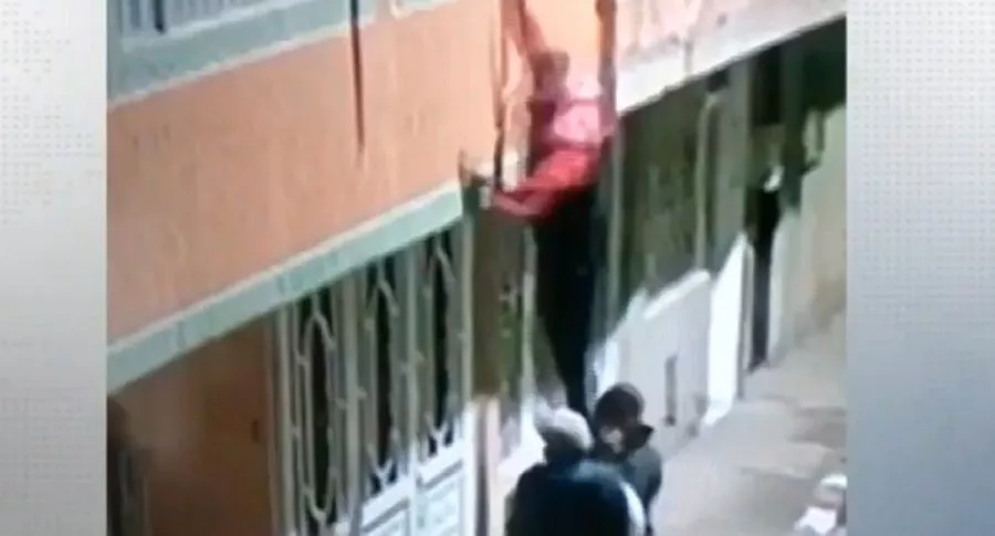 Imagen de la inseguridad en Bogotá reflejada en ladrones que hacen escaleras humanas. 