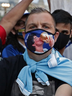 Las multitudes que se congregaron en Buenos Aires para despedir a Diego Armando Maradona podrían ser enormes focos de contagio de COVID-19.