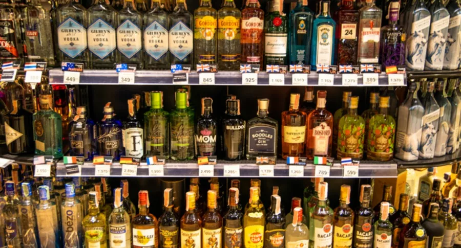 Estantería de botellas de alcohol, ilustra nota de mujer rompe unas 500 botellas de licor en supermercado
