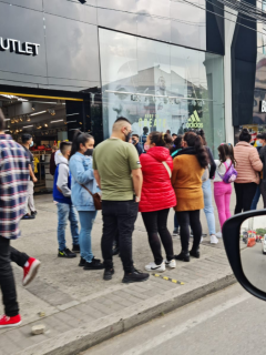 Compradores en outlets de Bogotá para aprovechar descuentos del Black Friday.
