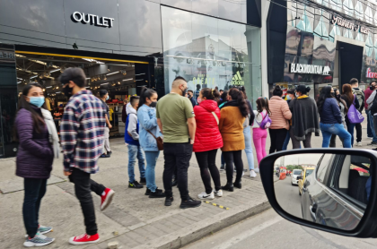 Compradores en outlets de Bogotá para aprovechar descuentos del Black Friday.
