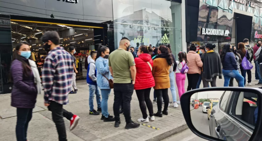 Compradores en outlets de Bogotá para aprovechar descuentos del Black Friday.
