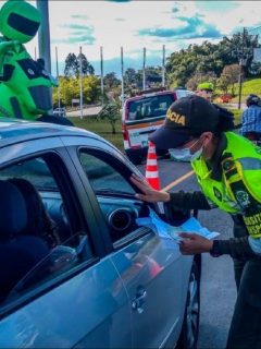 Imagen de una agente de Policía que ilustra información sobre propuesta en la Cámara para rebajar precio de multas durante cuarentena