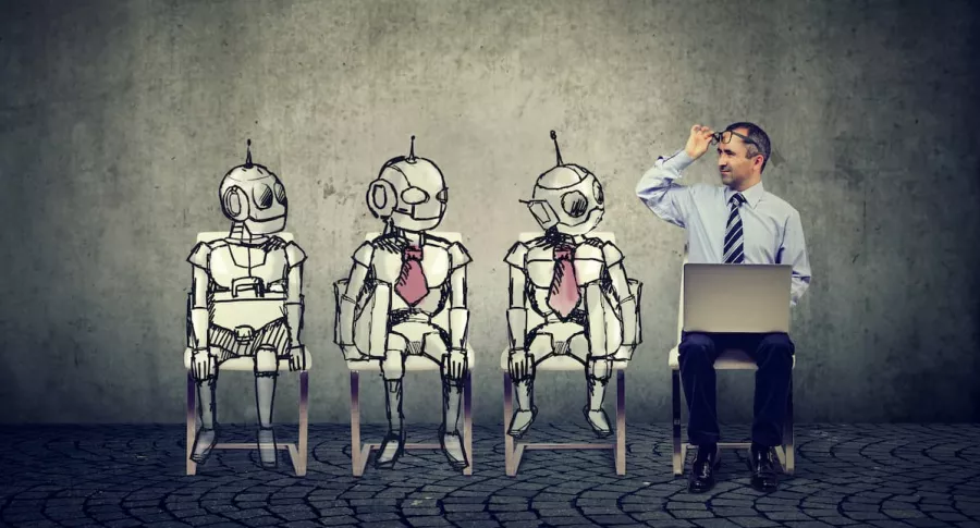 Hombre compitiendo con robots para puesto de trabajo para ilustrar nota sobre profesiones que podrían desaparecer por la inteligencia artificial