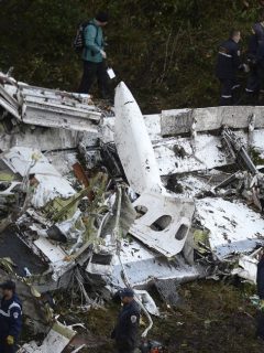Rescate de los cuerpos después del accidente del avión de Lamia que llevaba al Chapecoense.