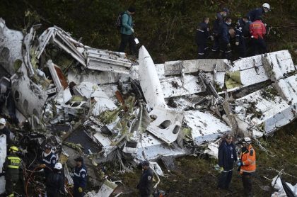 Rescate de los cuerpos después del accidente del avión de Lamia que llevaba al Chapecoense. 