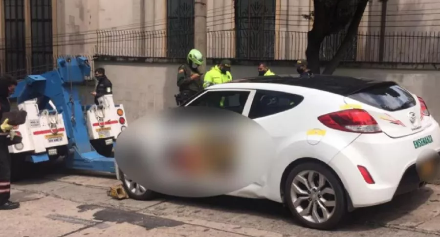 Imagen del carro inmovilizado luego de accidente donde un policía murió en Bogotá