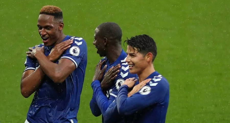 James Rodríguez y Yerry Mina celebrando gol, alineaciones titulares para el partido Everton vs. Leeds