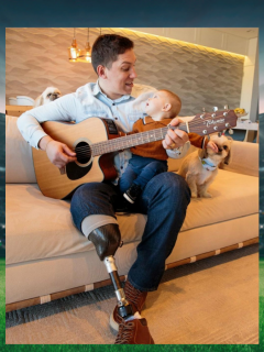 El exarquero del Chapecoense posando su su hijo mientras toca la guitarra.