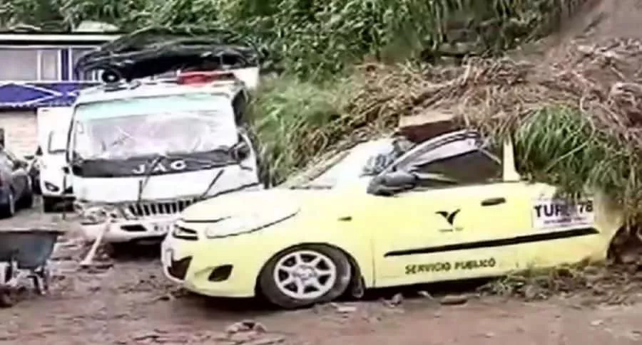 Imagen del taxi que quedó bajo tierra, en el sur de Bogotá. 