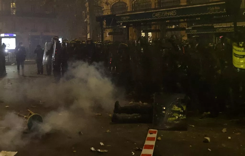 La mayoría de las manifestaciones se desarrolló en calma, pero en París estallaron violentos enfrentamientos / AFP.