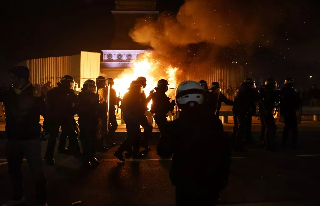 Grupos de manifestantes, vestidos de negro, prendieron fuego a la entrada del Banco de Francia / AFP.