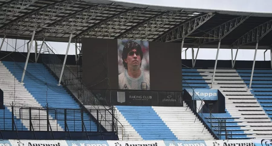Homenaje a Diego Maradona en el estadio Presidente Perón, en Avellaneda, Buenos Aires, uno de los tributos que se le rindieron en la liga argentina este sábado.