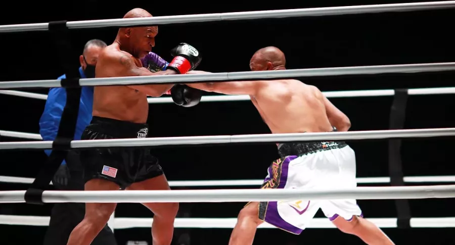 Roy Jones Jr. golpea a Mike Tyson en el primer round de la pelea que terminó en empate, este 29 de noviembre, entre los 2 excampeones mundiales de boxeo. 