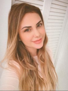 Foto de Angeline Moncayo, quien se quitó prótesis mamarias