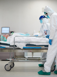 Trabajadores sanitarios empujando una camilla en un hospital. Imagen para ilustrar que, por la pandemia, la malaria podría ocasionar hasta 100.000 muertes en el mundo.