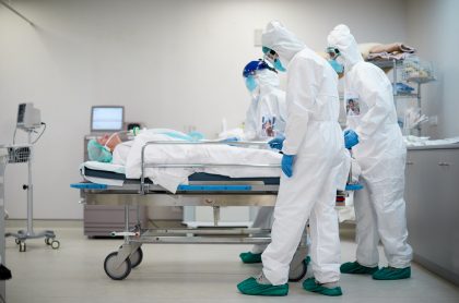 Trabajadores sanitarios empujando una camilla en un hospital. Imagen para ilustrar que, por la pandemia, la malaria podría ocasionar hasta 100.000 muertes en el mundo.