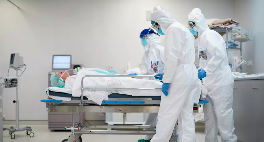 Trabajadores sanitarios empujando una camilla en un hospital. Imagen para ilustrar que, por la pandemia, la malaria podría ocasionar hasta 100.000 muertes en el mundo.