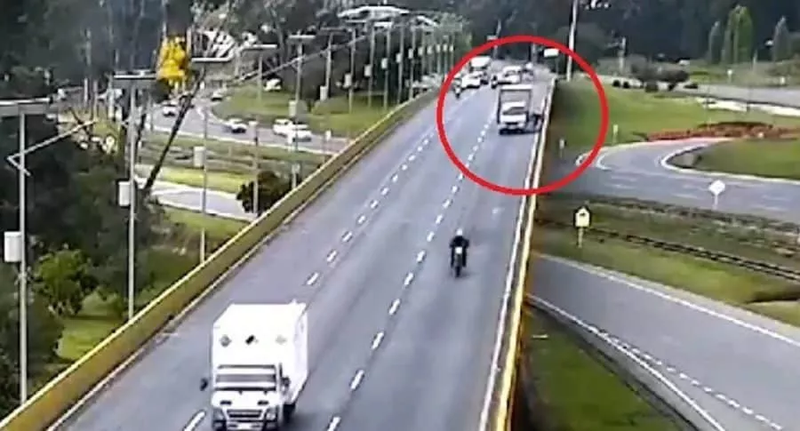 Conductor que arrojó a ciclista desde puente en Chía quedó libre