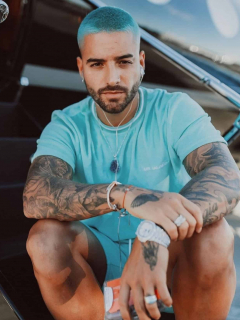 Foto de Maluma, a propósito de que su novia aparece en eventos familiares.