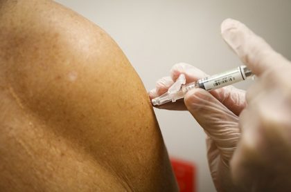 Voluntario recibiendo vacuna contra el coronavirus (imagen de referencia).