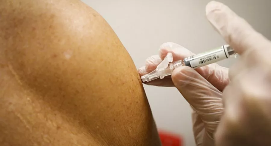 Voluntario recibiendo vacuna contra el coronavirus (imagen de referencia).